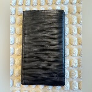 LV Epi Brazza wallet. Clean no pilling.